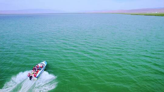 航拍可鲁克湖、托素湖和飞驰的快艇