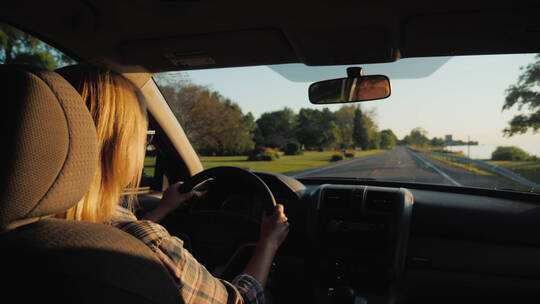 女人在美国郊区开车