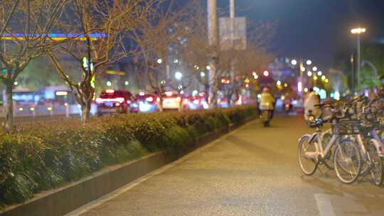 夜晚城市人群行人汽车车辆车流人流夜景人文