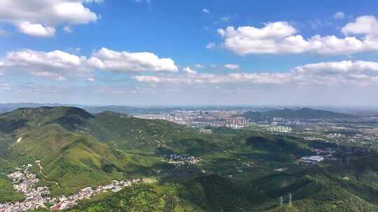 航拍山区城市全景