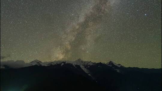 梅里雪山银河流星