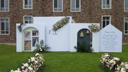 户外草坪婚礼装饰布置