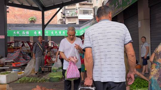 4K升格实拍逛菜市场的人