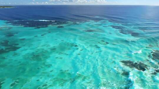 鸟瞰清澈的绿松石海和海浪