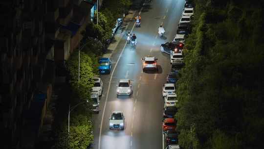 城市夜景街头马路行驶的汽车与车流视频素材模板下载