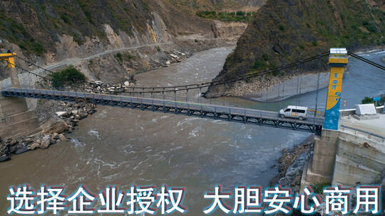 西藏江河视频航拍藏区江上的铁索桥和车辆