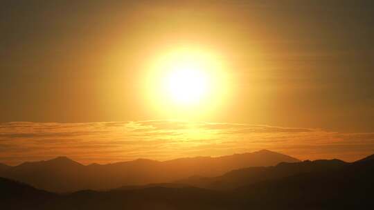 山峰日出延时远山太阳升起来清晨金色天空