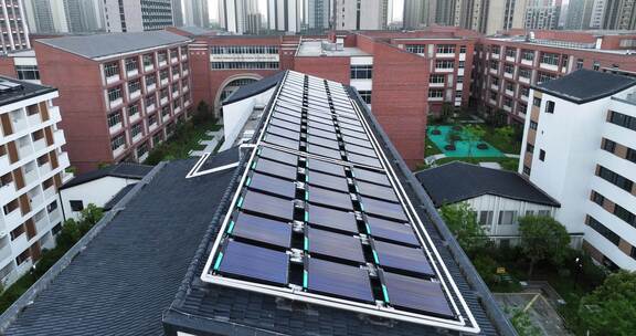 学校教学楼屋顶的分布式太阳能光伏面板