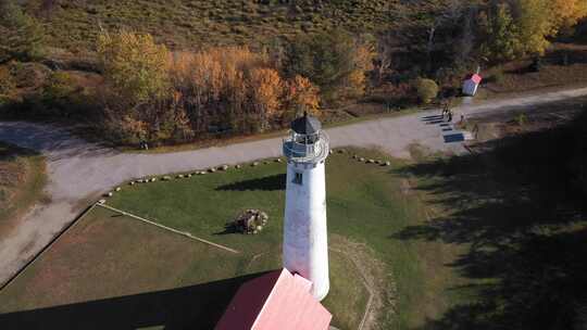 密歇根州塔瓦斯灯塔沿着休伦湖，无人机视频盘旋。