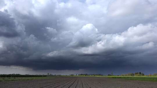 农田上多变的云层