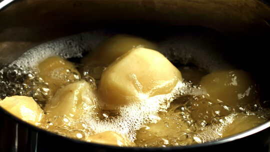 土豆在锅里煮熟特写慢镜头
