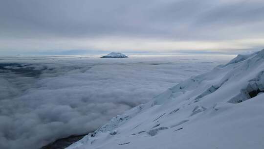 雪山云海景观壮观景象