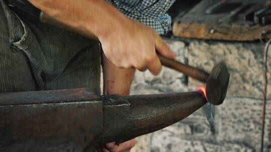 铁匠用锤子敲打铁砧视频素材模板下载