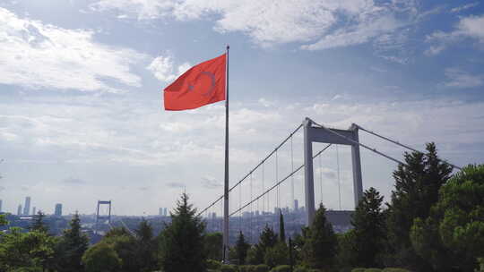 鲁斯海峡大桥旁飘扬的旗帜