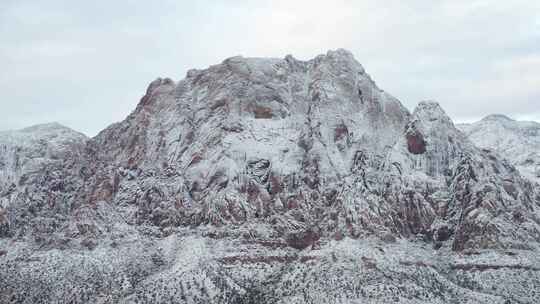 积雪覆盖着岩石山脉的天线