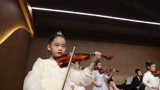 儿童拉小提琴音乐会
