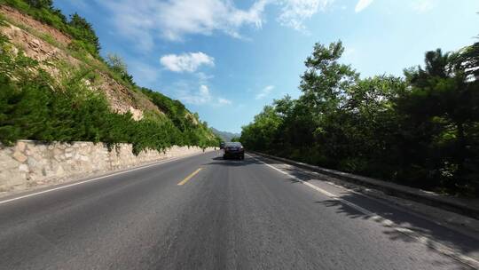 开车视角行驶在公路上  沿途风景