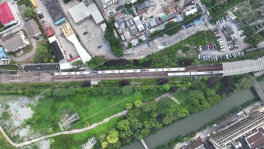 俯拍上海11号线地铁进站视频素材模板下载