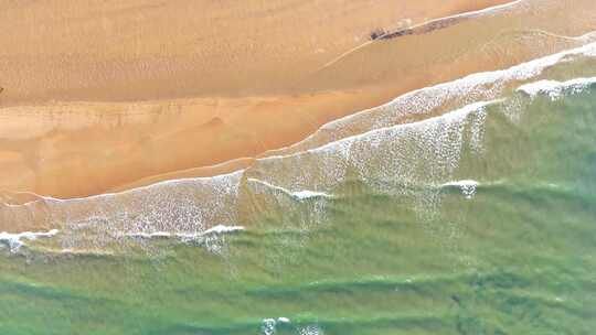 航拍大气磅礴海边海浪拍打沙滩自然风光