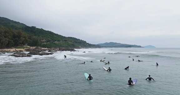 航拍海南万宁海上冲浪的人群