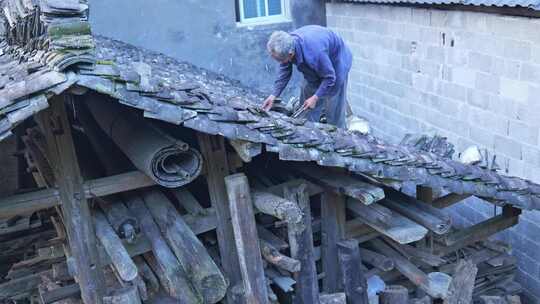 农村传统房屋建筑房子捡瓦布瓦老人