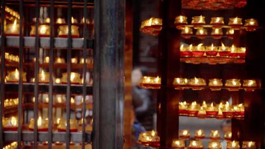 蜡烛火焰燃烧寺庙文化佛教特写火苗烛光宗教视频素材模板下载