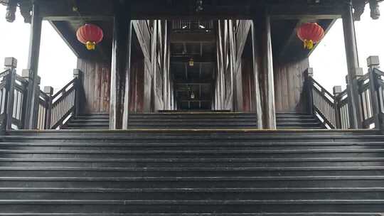 古建筑前木质台阶与红灯笼
