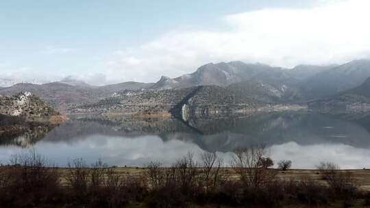 森林山脉湖水景观