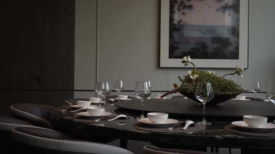新中式餐厅圆桌餐桌和餐具
