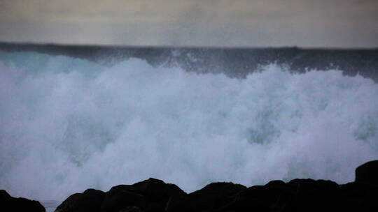 巨浪撞击着岩石海岸线
