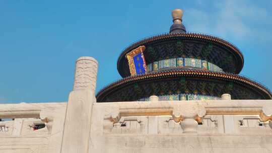 蓝天白云下的北京天坛祈年殿