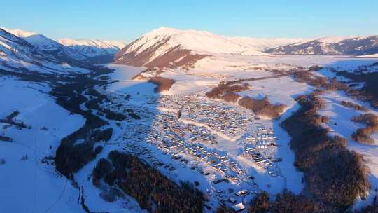 新疆阿勒泰地区禾木村雪景航拍