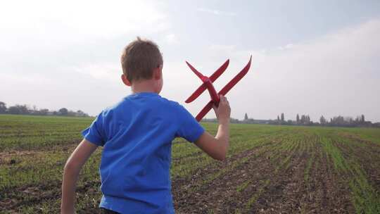 男孩拿着玩具飞机奔跑