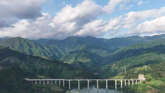 航拍高铁驶过高山山脉