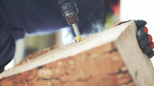 木匠使用电钻钻取木头