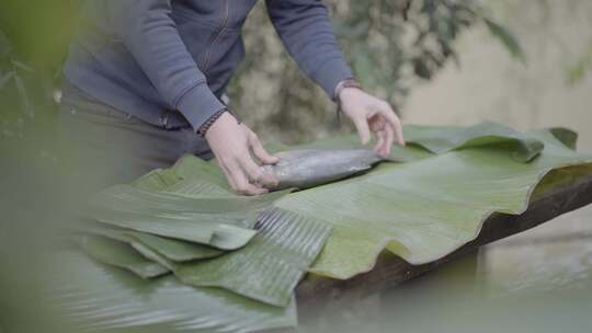 厨师准备用香蕉叶包裹鱼的技术烹饪鱼。