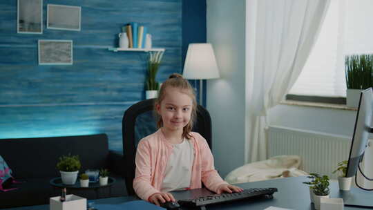 孩子坐在办公桌前用电脑