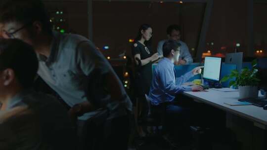 办公室内员工夜晚工作场景