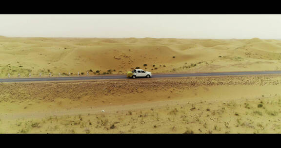 行驶在沙漠的汽车