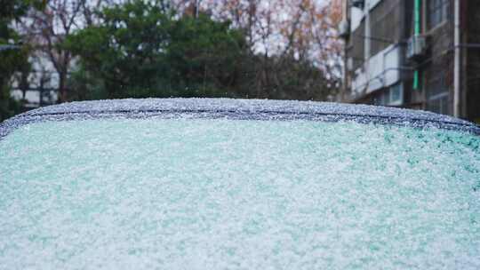 车顶上覆盖着一层冰雪的景象