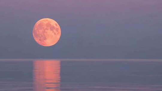 湖面上升起的红色满月
