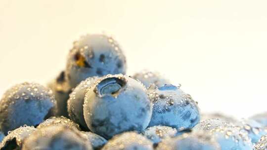 新鲜有水珠的蓝莓摆盘展示特写视频素材模板下载