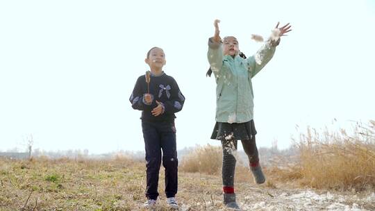 冬季在公园湖边游玩的两个中国女孩