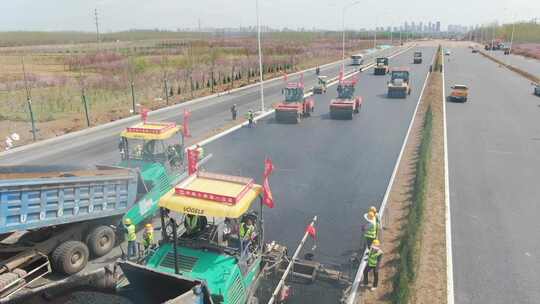 公路沥青铺设压路机