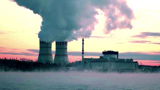 工厂排放浓烟污染空气