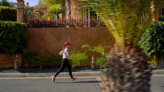 女人沿着街道奔跑