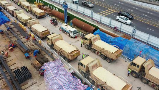 航拍泥头车工地装土道路上行驶