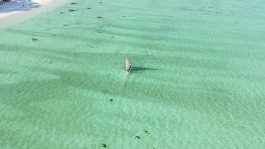 海岸一艘船航行在海洋上