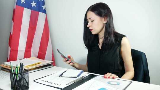 女商人在美国办公室阅读合同视频素材模板下载