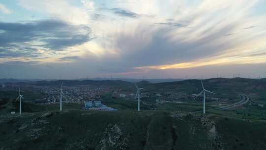 傍晚山脊上的新能源风车